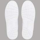 Suole bianche in gomma di sneakers in pelle con motivo a griglia