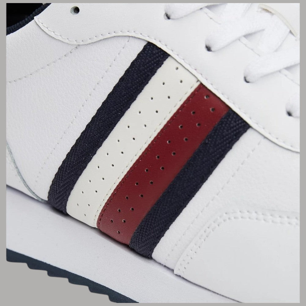 Sneakers bianche: inserto a righe blu con pannello rosso sul fianco