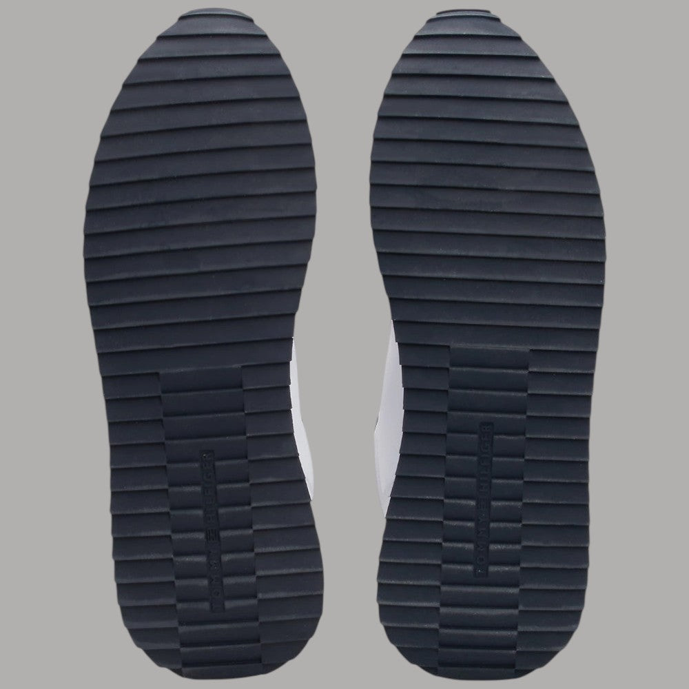 Suola scura a righe con battistrada scanalato delle sneakers
