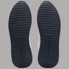 Suola scura a righe con battistrada scanalato delle sneakers