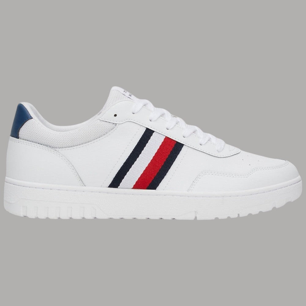 Sneaker bianche Tommy Hilfiger con lacci, suola spessa e strisce tricolore laterali