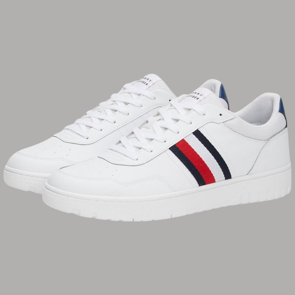 Sneaker bianche Tommy Hilfiger con lacci e tre strisce tricolore sulla tomaia