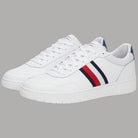 Sneaker bianche Tommy Hilfiger con lacci e tre strisce tricolore sulla tomaia