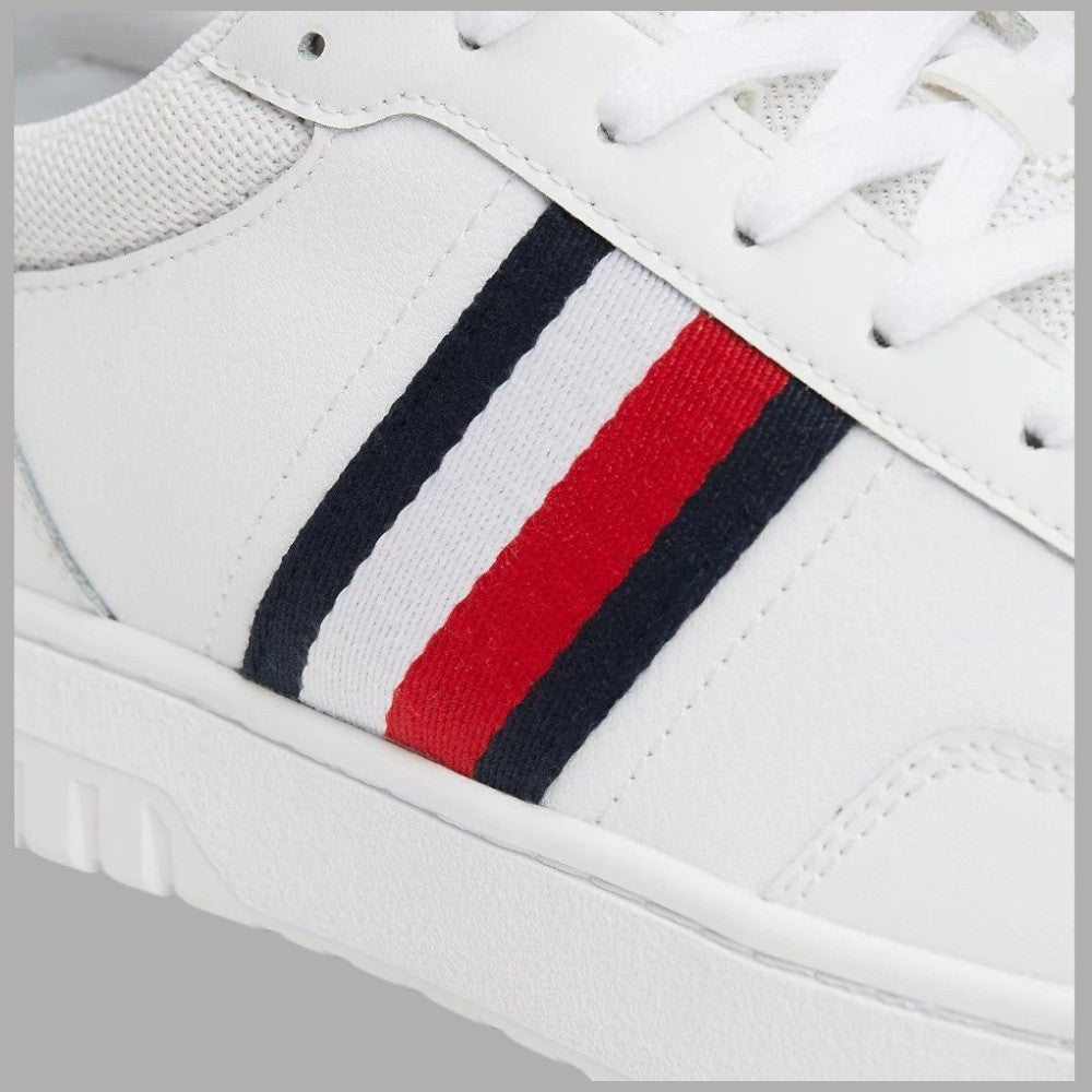 Sneaker bianca: righe laterali blu, bianche e rosse su pannello in tessuto