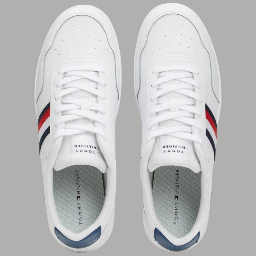 Sneaker bianche con lacci e logo Tommy Hilfiger all’interno del tallone