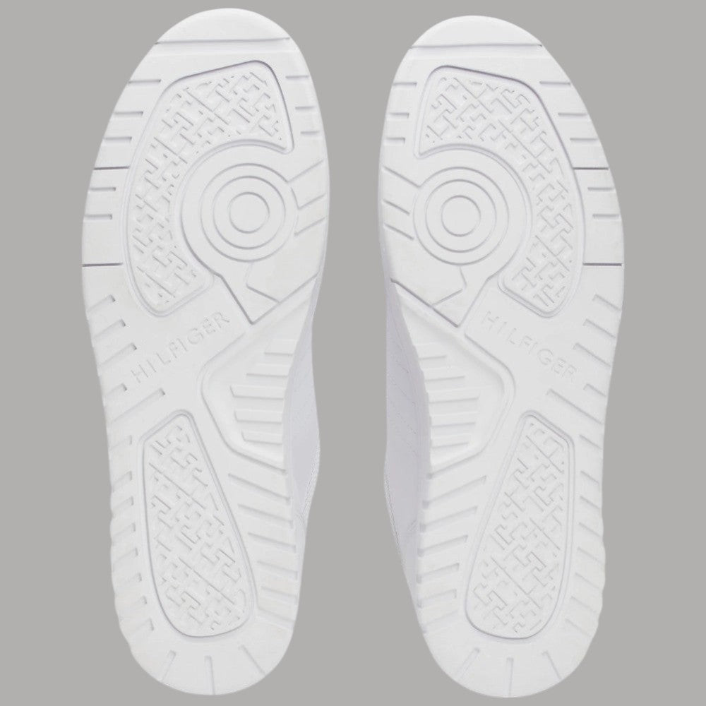 Suola sneaker bianca con rilievi antiscivolo e logo Tommy Hilfiger in rilievo