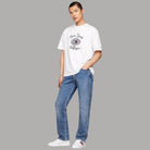 Sneaker bianche Tommy Hilfiger con strisce tricolore, indossate