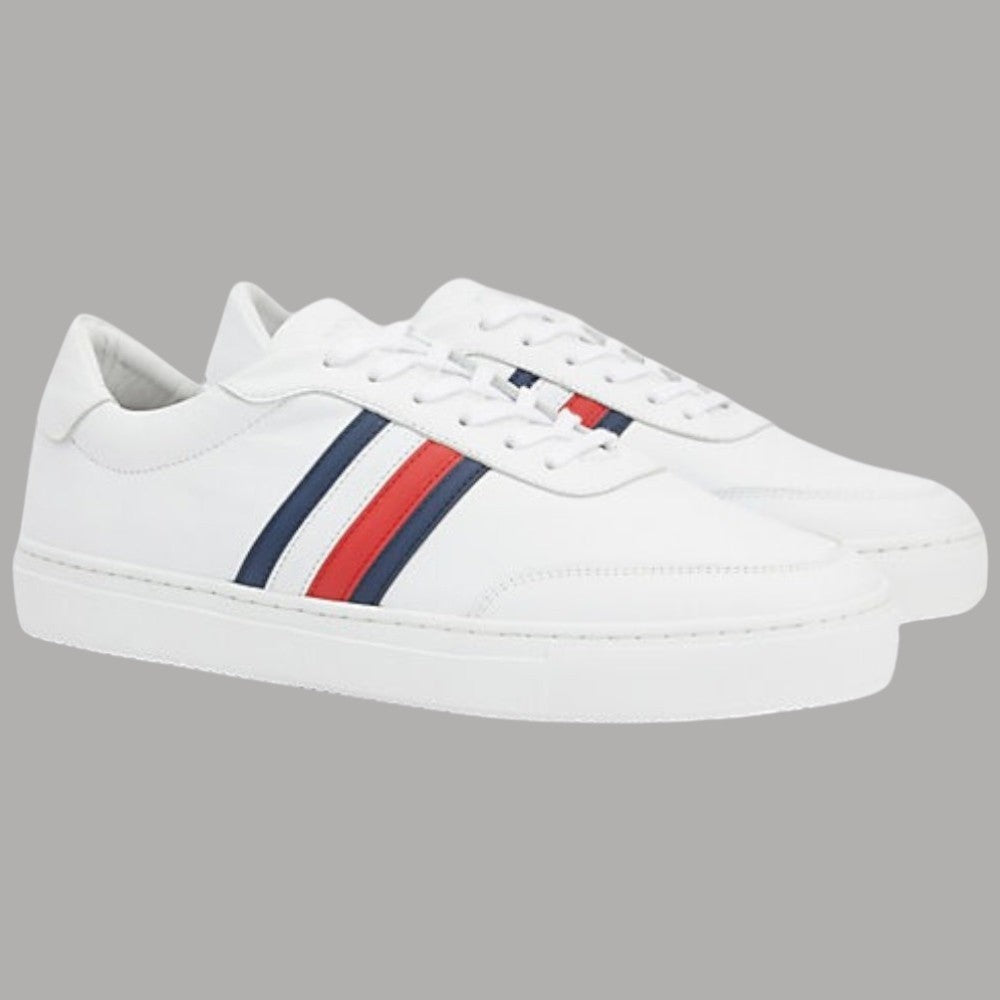 Sneakers Tommy Hilfiger bianche con lacci e dettagli a righe blu/rosse sul lato