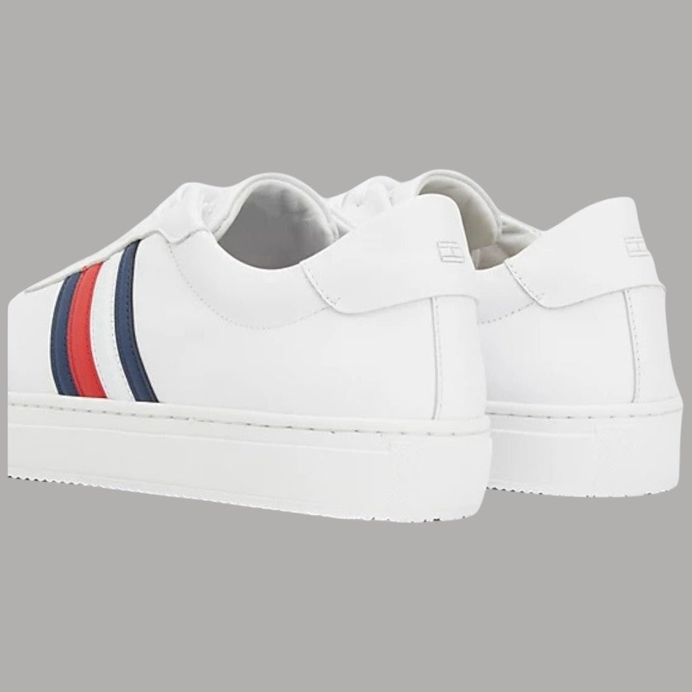 Sneakers Tommy Hilfiger bianche viste da dietro, tallone con linguetta