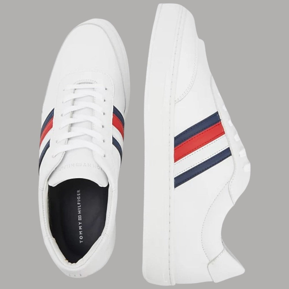 Sneakers Tommy Hilfiger bianche, profilo alto e suola chiara con dettagli rigati