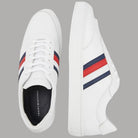Sneakers Tommy Hilfiger bianche, profilo alto e suola chiara con dettagli rigati