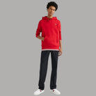 Sneakers Tommy Hilfiger bianche ai piedi, con lacci e righe blu/rosse