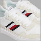Sneaker Tommy Hilfiger bianche: dettaglio lacci e fascia a righe rosso e blu