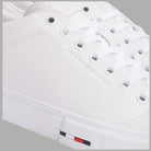 Sneaker bianche in pelle: logo sul lato e dettaglio multicolore sulla suola