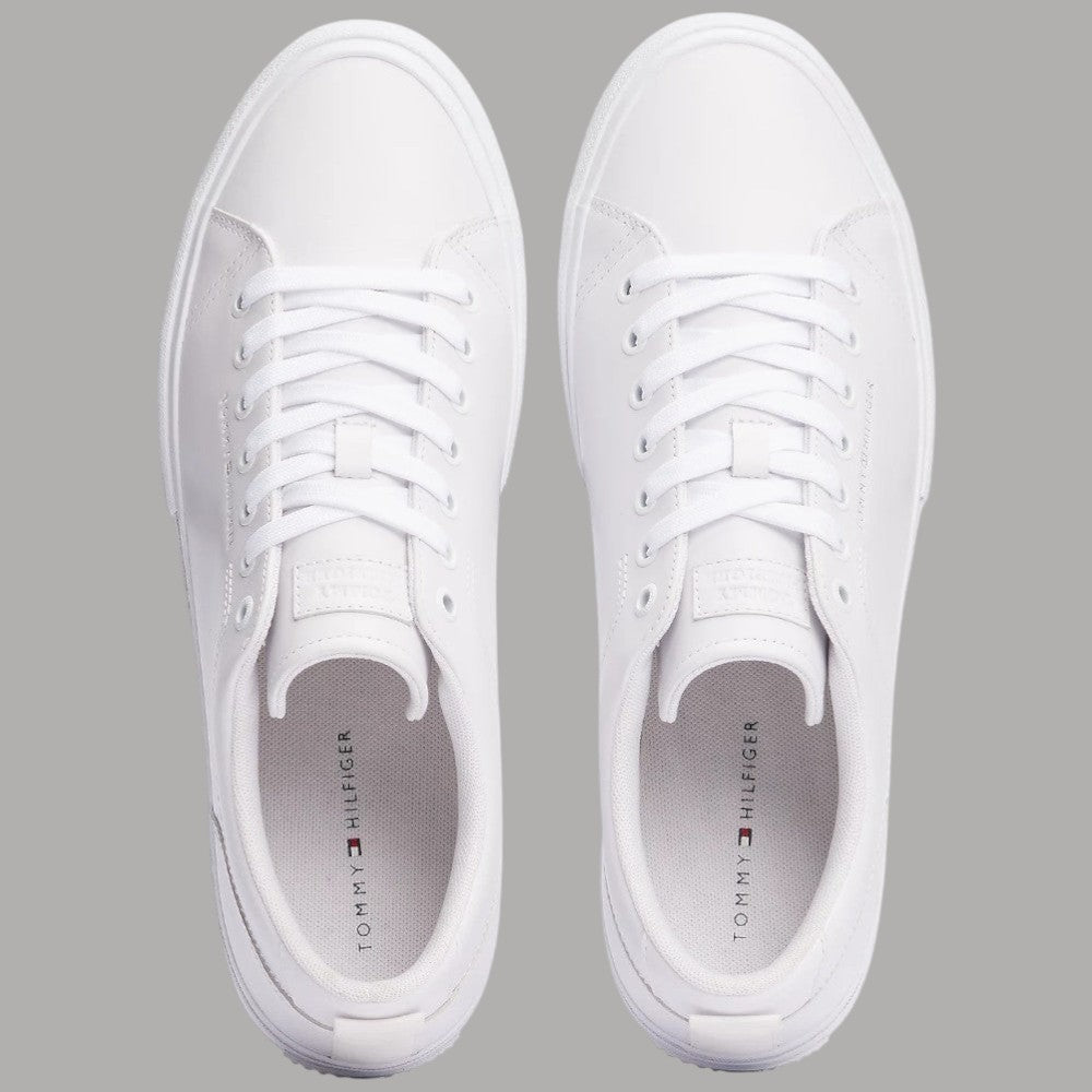 Sneaker bianche in pelle con lacci, viste dall’alto delle due scarpe