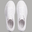 Sneaker bianche in pelle con lacci, viste dall’alto delle due scarpe