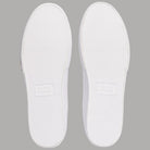 Suole bianche delle sneaker in pelle con etichetta interna Tommy Hilfiger