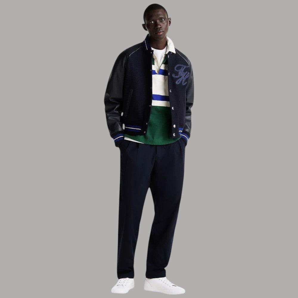 Sneaker bianche in pelle Tommy Hilfiger indossate, con suola vulcanizzata