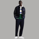 Sneaker bianche in pelle Tommy Hilfiger indossate, con suola vulcanizzata