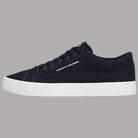 Sneaker Vulc Low Tommy Hilfiger in canvas blu scuro, profilo laterale e suola bianca