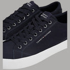 Sneaker Tommy Hilfiger Vulc Low blu scuro, lacci e logo sul lato, suola bianca