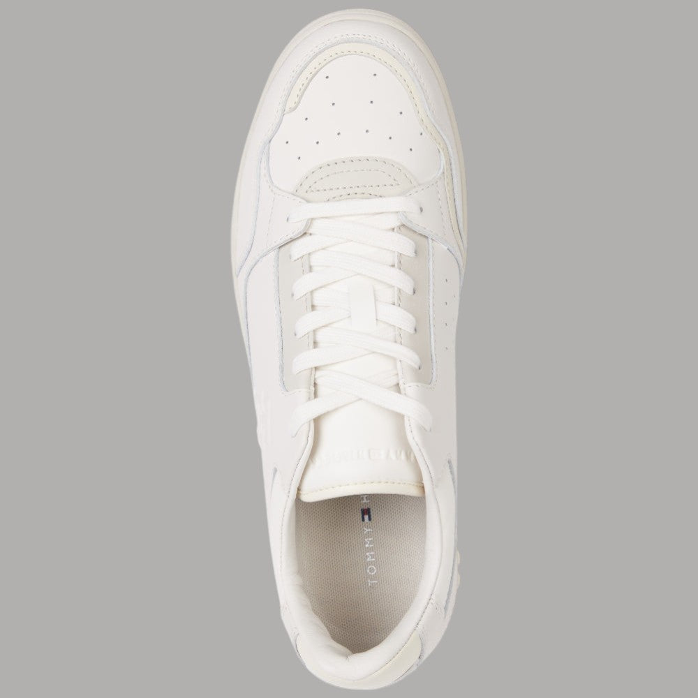 Sneaker panna con stringhe bianche e linguetta con logo interno