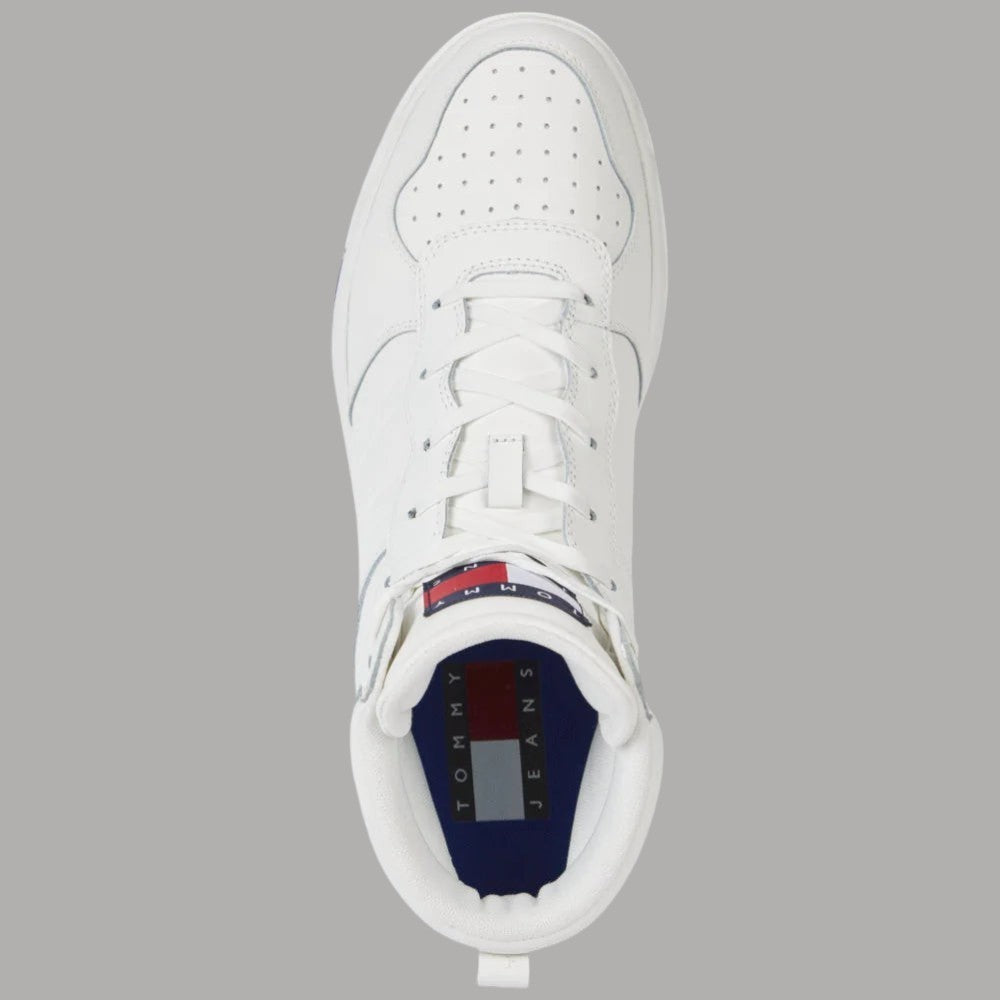 Scarpa da basket Tommy Jeans bianca, vista frontale con lacci e perforazioni.