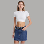 Top corto bianco Guess in cotone e modal, scollo tondo, fascia logata al bordo inferiore