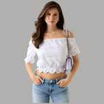 Top in cotone bianco con scollo a barca, maniche a volant e occhielli decorativi