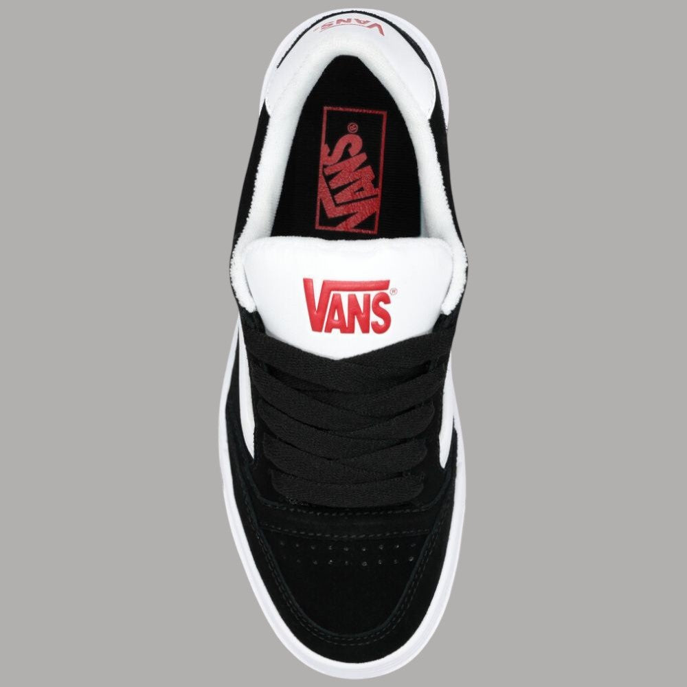 Sneaker Vans nera con lacci neri, suola bianca e logo sul tallone