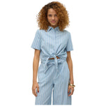 Camicia celeste a righe con bottoni e maniche corte, fiocco annodato in vita