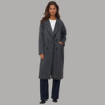 Cappotto grigio doppiopetto con rever e bottoni, tasche a toppa, maniche lunghe.