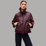 Giacca montone eco bordeaux con zip centrale e collo e polsini in shearling.