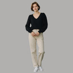 Maglione nero scollo a V, maniche lunghe leggermente a sbuffo