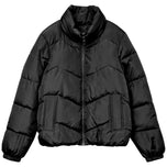 Piumino nero imbottito con cappuccio, chiusura zip frontale e tasche applicate