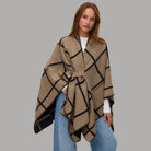 Poncho beige a quadri neri con cintura annodata davanti
