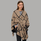 Poncho beige a quadri neri, scollo con chiusura e cintura annodata