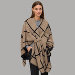 Poncho beige a quadri neri, scollo con chiusura e cintura annodata