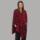 Poncho bordeaux a quadri scuri con cintura annodata e bordo a mantello