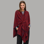 Poncho bordeaux a quadri scuri con cintura annodata e bordo a mantello