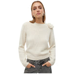 Maglione girocollo in maglia bianca con applicazione a fiore sulla spalla