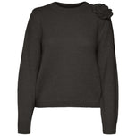 Pullover marrone a maniche lunghe con scollo tondo e fiore decorativo sulla spalla