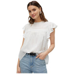 Top bianco in pizzo con balze sulle spalle e inserti lavorati, scollo rotondo