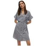 Vestito a righe blu e bianche, scollo a V, bottoni e cintura in vita