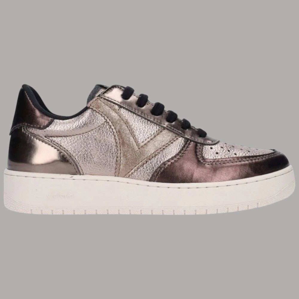 Sneaker in pelle bronzo metallico con lacci neri e suola bianca