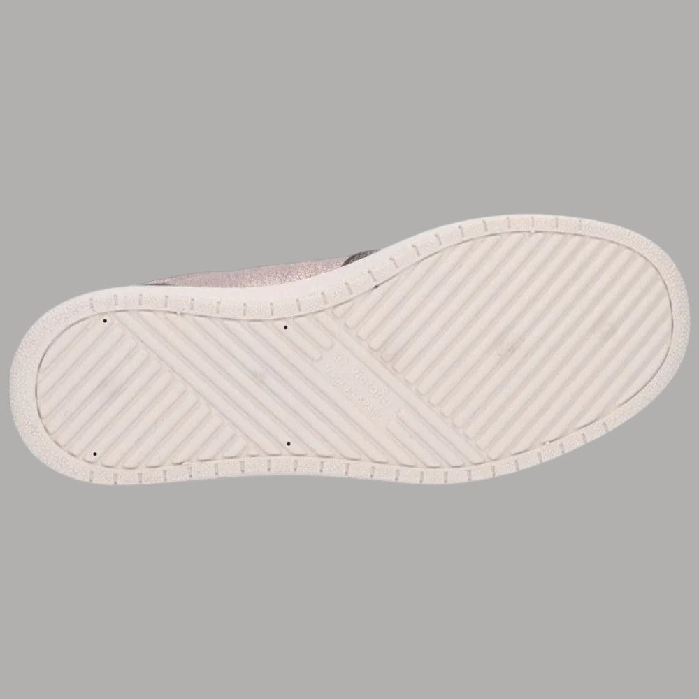 Sneaker donna con suola in gomma chiara, vista da sotto