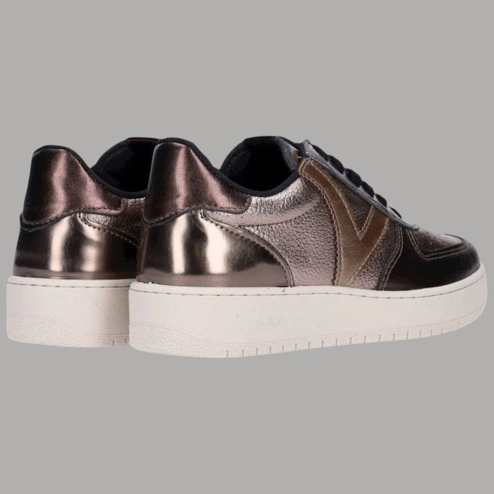Sneaker donna bronzo metallizzato in similpelle, suola bianca, vista laterale posteriore