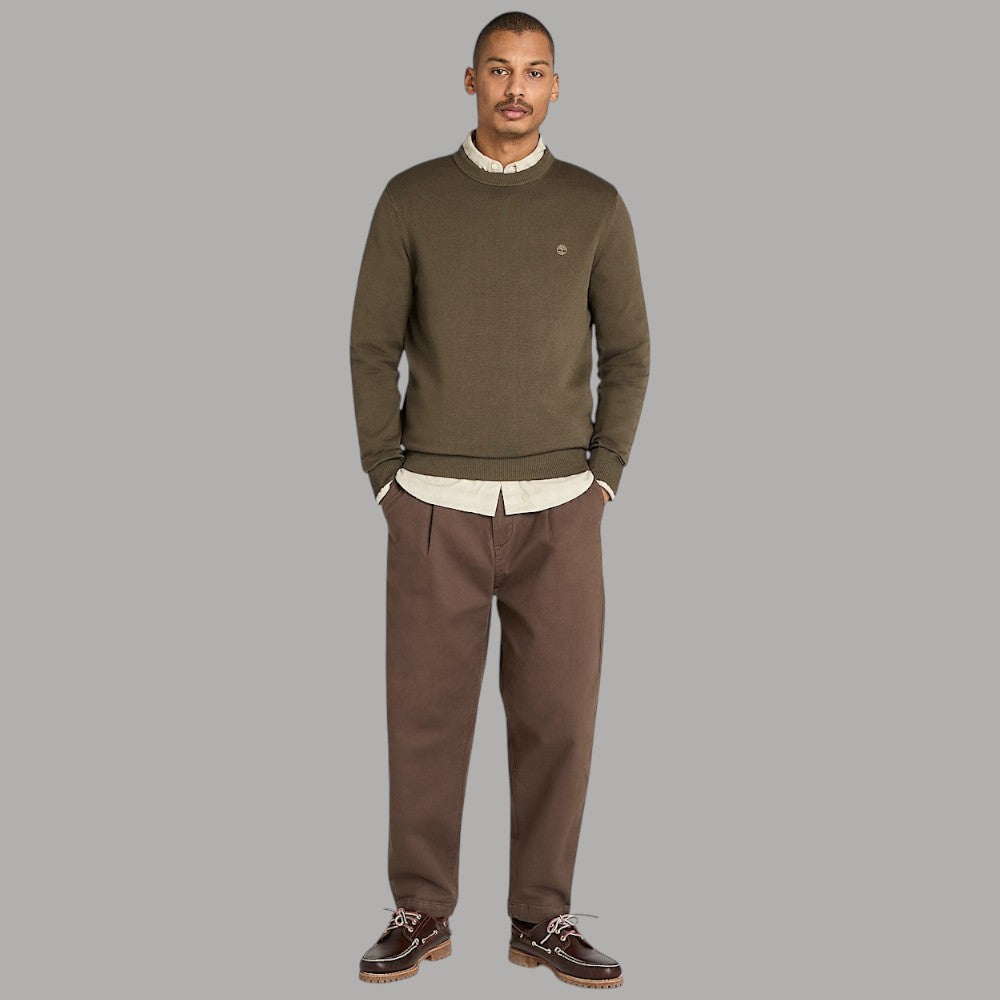 Maglione oliva girocollo con bordo a costine e logo sul petto.