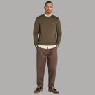 Maglione oliva girocollo con bordo a costine e logo sul petto.