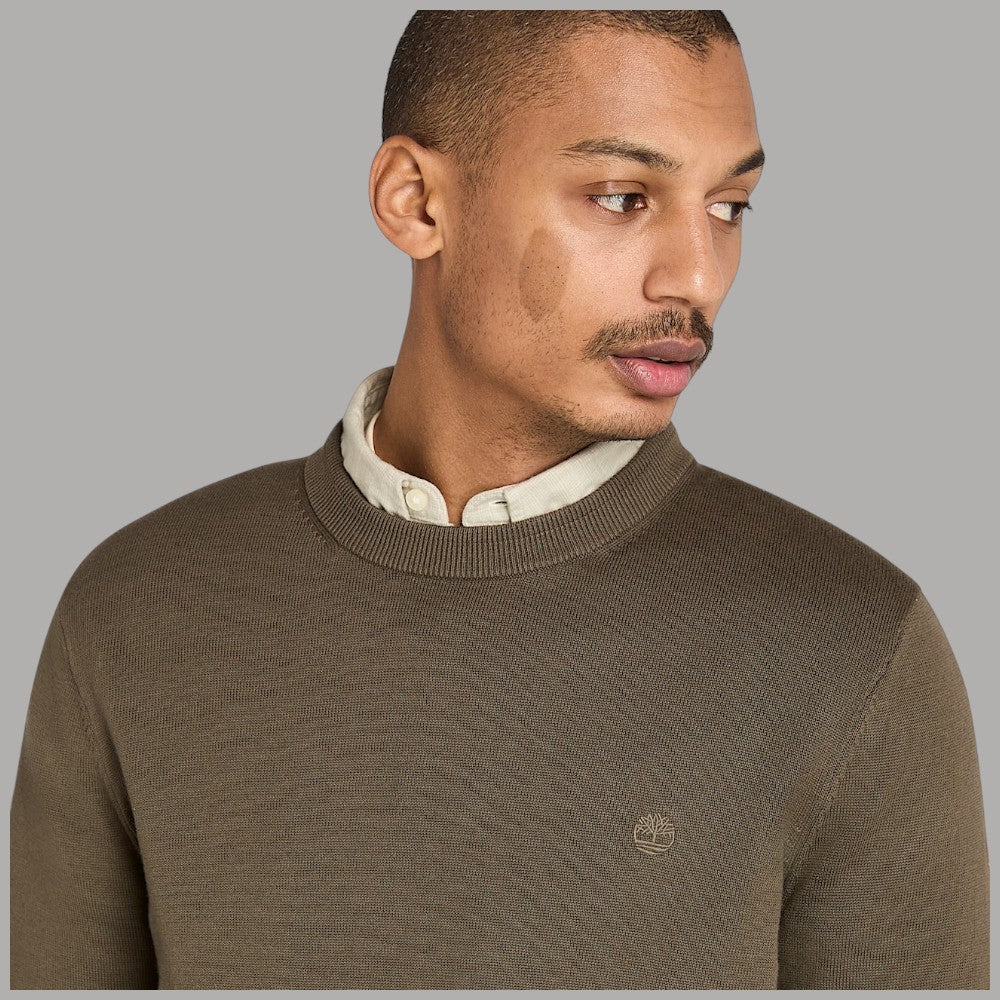 Maglione oliva girocollo con logo Timberland sul petto e costine al collo.